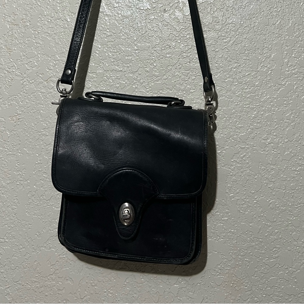 Elegant Black Leather Shoulder Bag Kirkland